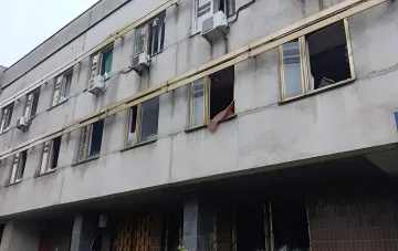 Beschädigte Fassade des Gebäudes der Buchkammer der Ukraine in Kiew mit eingeschlagenen Fenstern nach Raketenangriff
