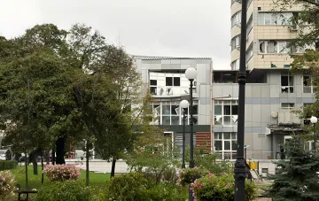 Beschädigtes Gebäude des McDonald's-Restaurants und Geschäftszentrums in Kiew nach nächtlichem Beschuss
