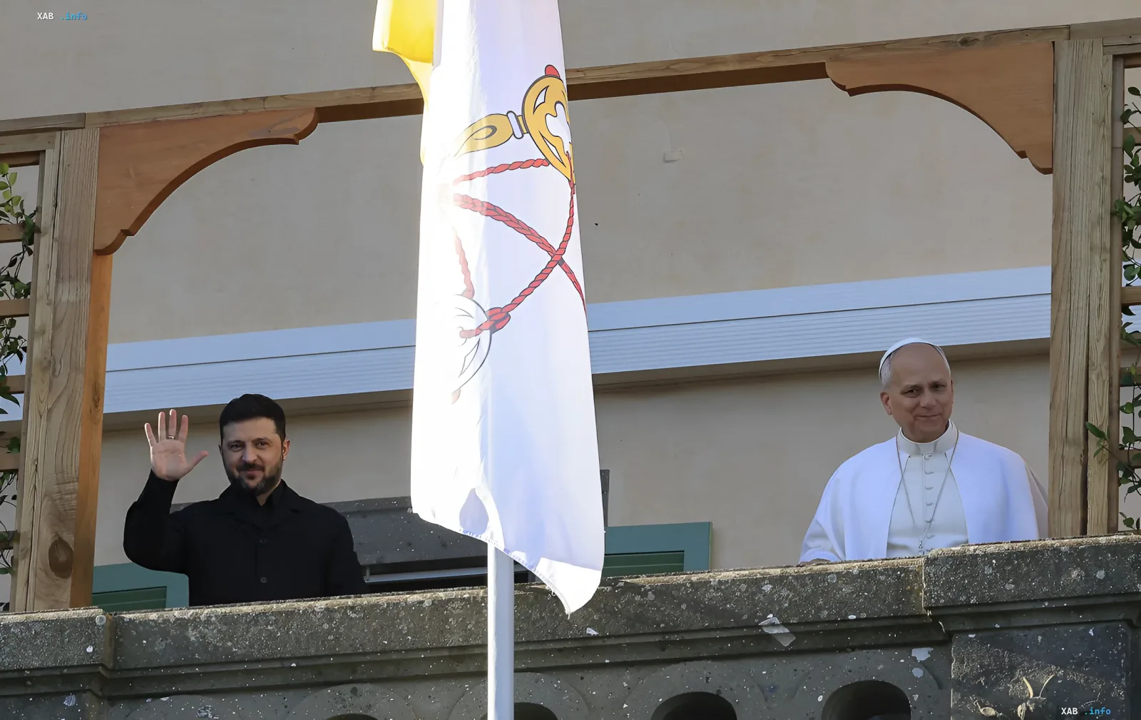 Volodymyr Zelenskyy and the Pope on a balcony during a meeting in the Vatican