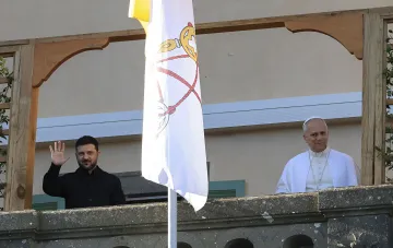 Volodymyr Zelenskyy and the Pope on a balcony during a meeting in the Vatican