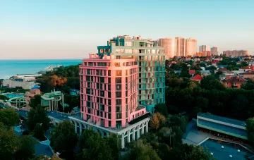 Hhelle rosa und grüne Wohngebäude des Developers PROSTRANSTVO in Odesa vor dem Meer