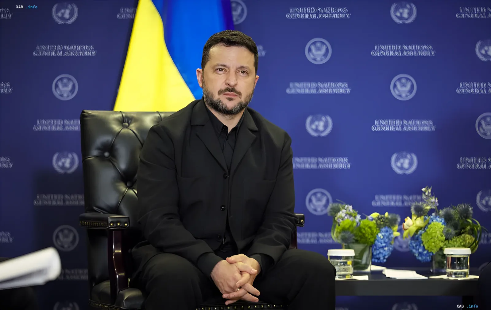 Президент Украины Владимир Зеленский во время выступления на фоне флагов Украины и ООН.