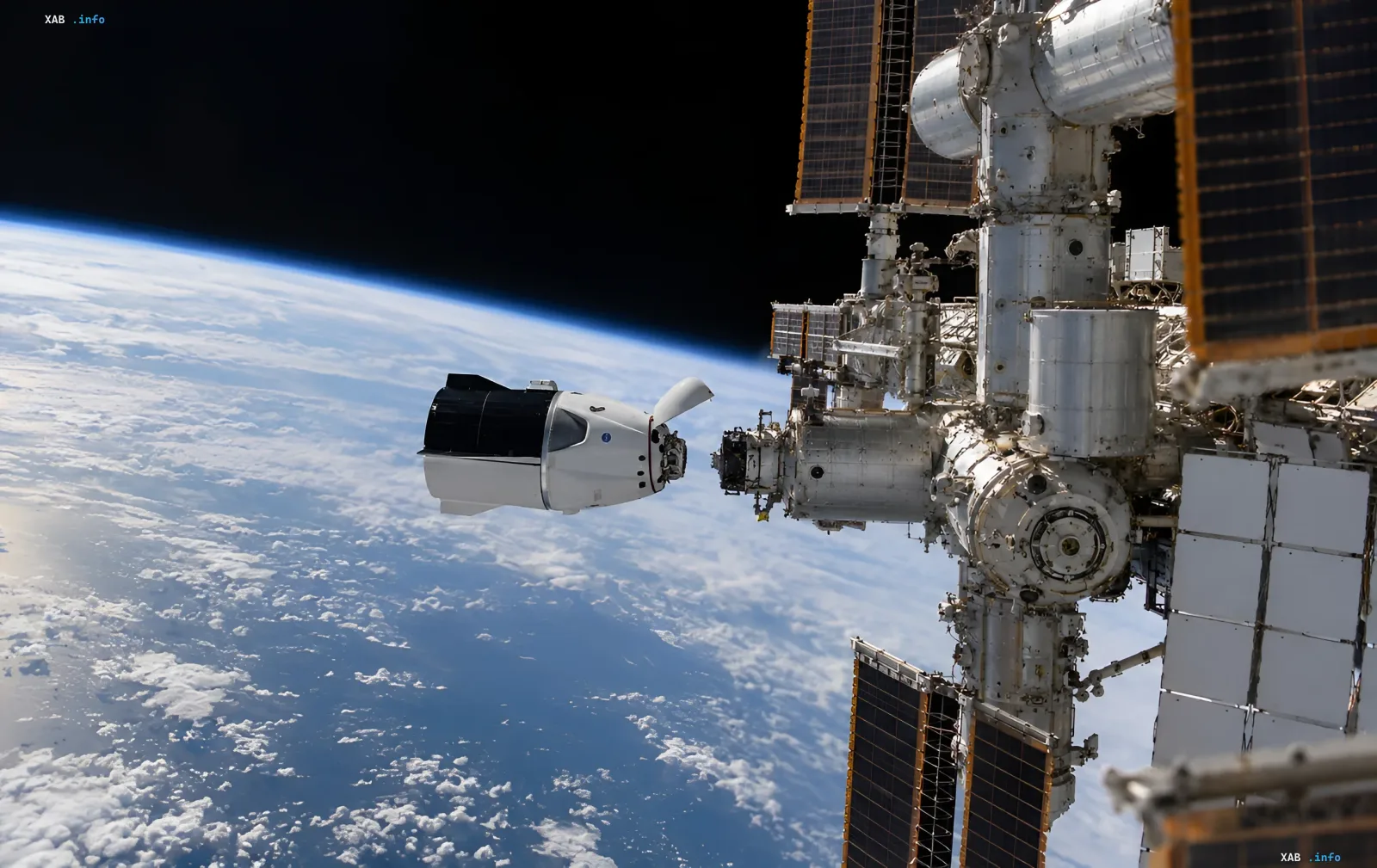 Космический корабль SpaceX Dragon стыкуется с Международной космической станцией над Землей