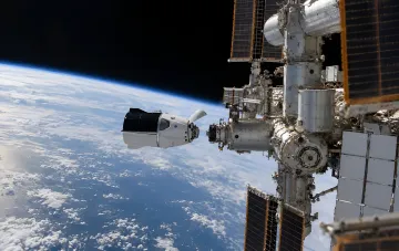Космический корабль SpaceX Dragon стыкуется с Международной космической станцией над Землей