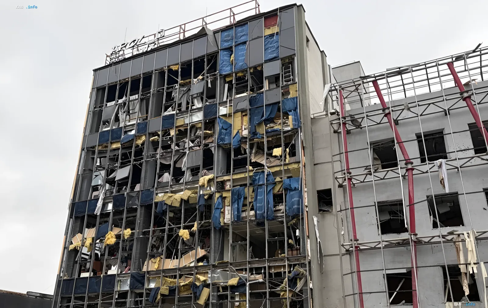 Zerstörte Fassade des Einkaufszentrums Cosmo Multimall in Kiew nach einem russischen Raketenangriff