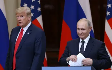 Donald Trump und Wladimir Putin bei einer gemeinsamen Pressekonferenz vor Staatsflaggen
