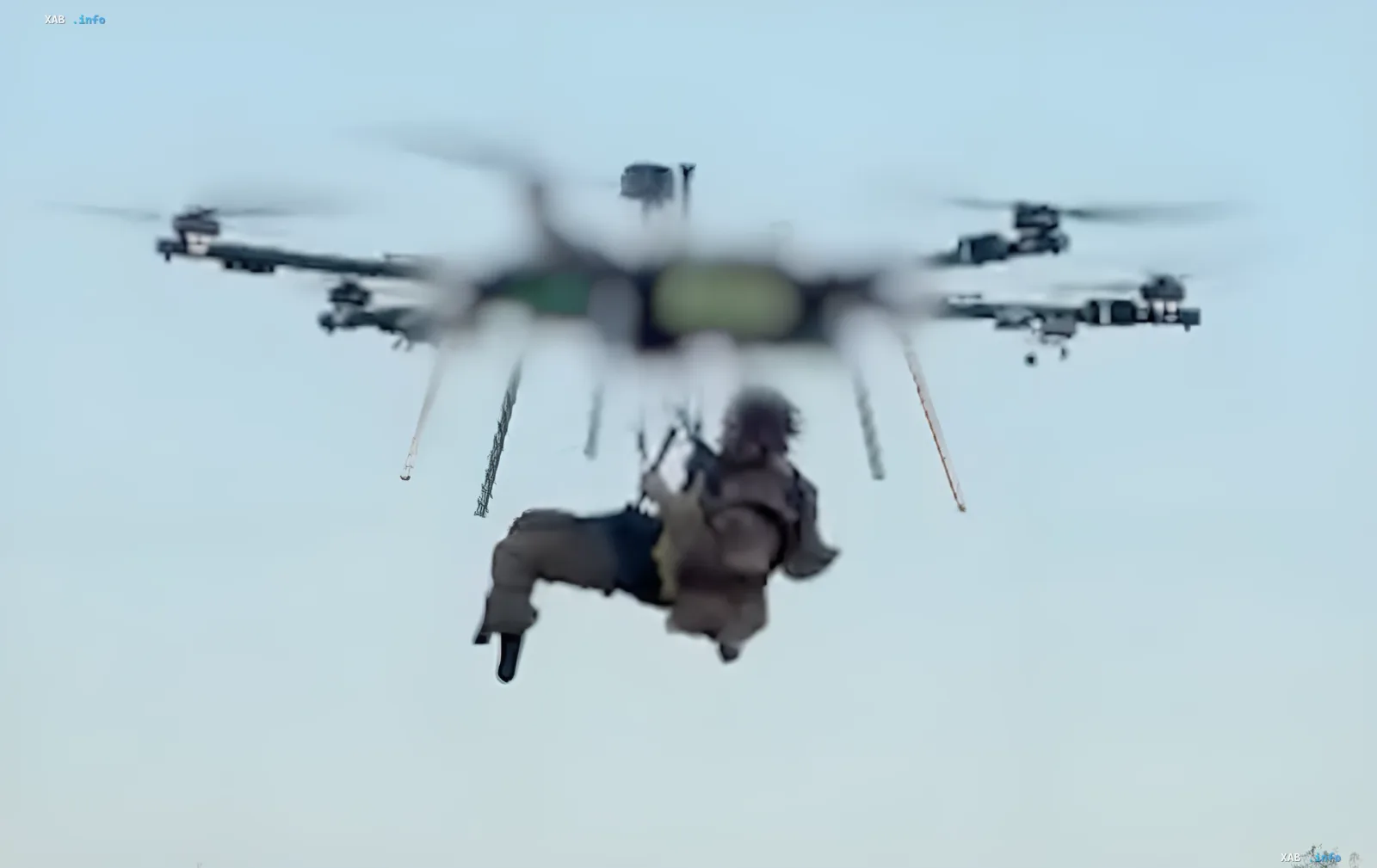 Schwerer ukrainischer Hexakopter evakuiert während einer Operation einen verwundeten Soldaten von der Front