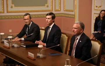 Steve Witkoff, Jared Kushner und andere US-Vertreter an einem Holztisch bei Gesprächen