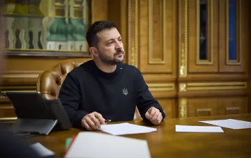 Президент України Володимир Зеленський за робочим столом з документами в кабінеті