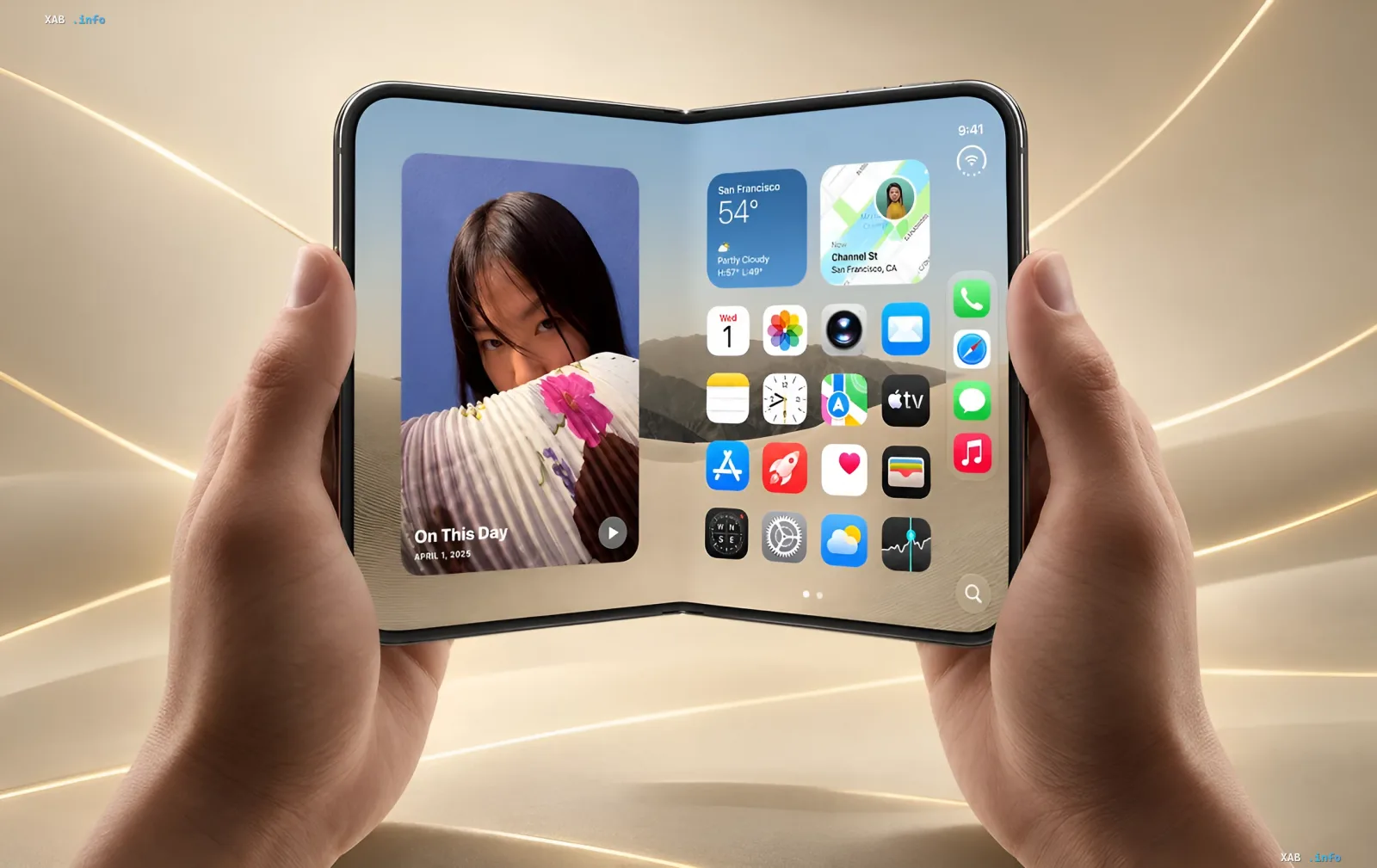 Руки держат раскрытый складной смартфон Apple iPhone Duo с дисплеем и иконками приложений
