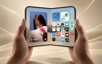 Руки держат раскрытый складной смартфон Apple iPhone Duo с дисплеем и иконками приложений