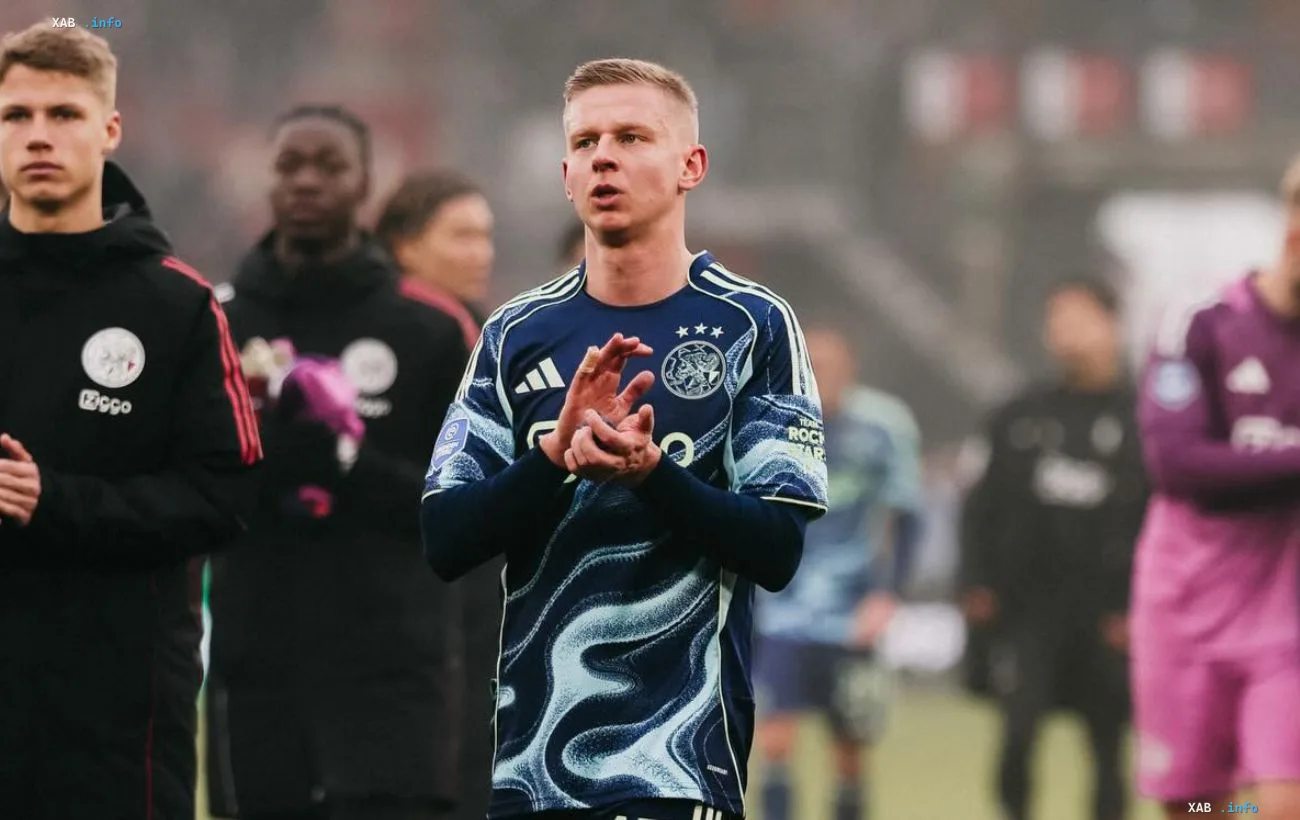 Der ukrainische Verteidiger Oleksandr Zinchenko im blauen Ajax-Trikot beim Applaus im Training