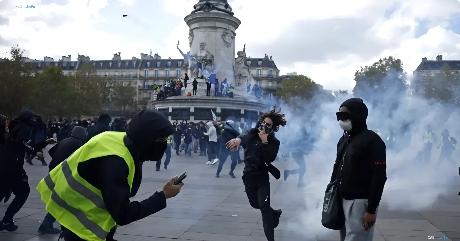 Demonstranten in Masken und gelben Westen bei Zusammenstößen an einem Denkmal in Paris