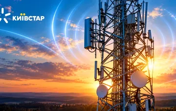 Telekommunikations-Mobilfunkmast des Betreibers Kyivstar vor einem Sonnenuntergangshintergrund mit grafischen Signalwellen.