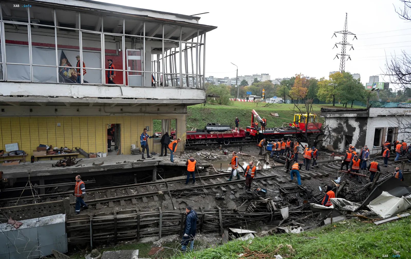 Ремонтні бригади в помаранчевих жилетах працюють на пошкоджених коліях станції метро Чернігівська у Києві