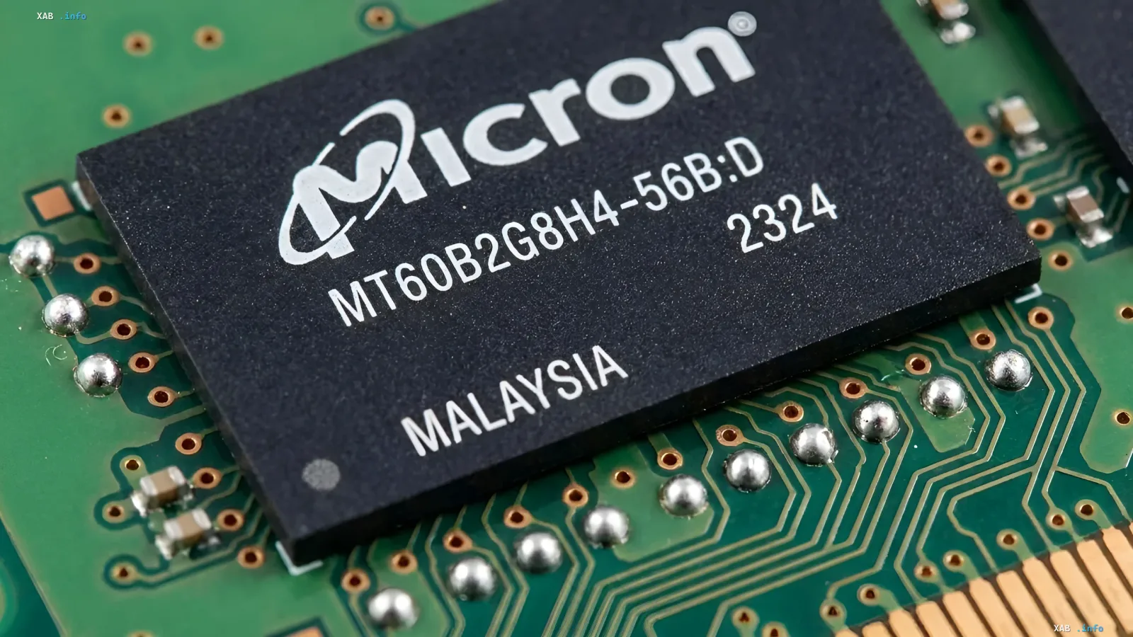 Micron MT60B2G8H4-56B:D Speicherchip auf einer grünen Leiterplatte im Kontext neuer KI-Technologien
