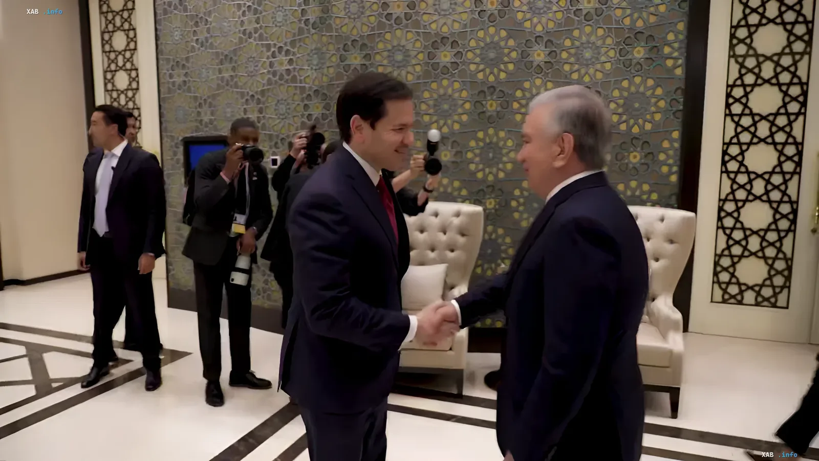 Der usbekische Präsident Schavkat Mirsijojew schüttelt US-Außenminister Marco Rubio die Hand