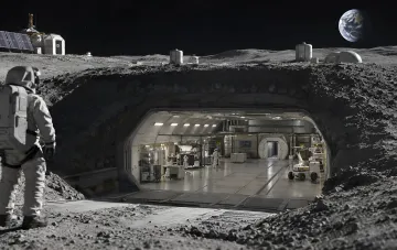 Astronaut steht auf der Mondoberfläche vor dem Eingang einer großen Lavaröhre