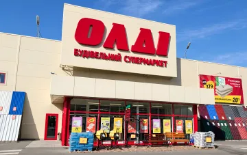 Facade of the OLDI DIY hypermarket with a red sign and promotional displays at the entrance