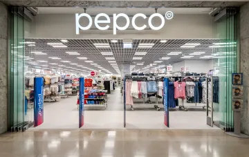 Eingang zu einem Pepco-Geschäft mit hellem Markenzeichen und Schaufenster in einem Einkaufszentrum