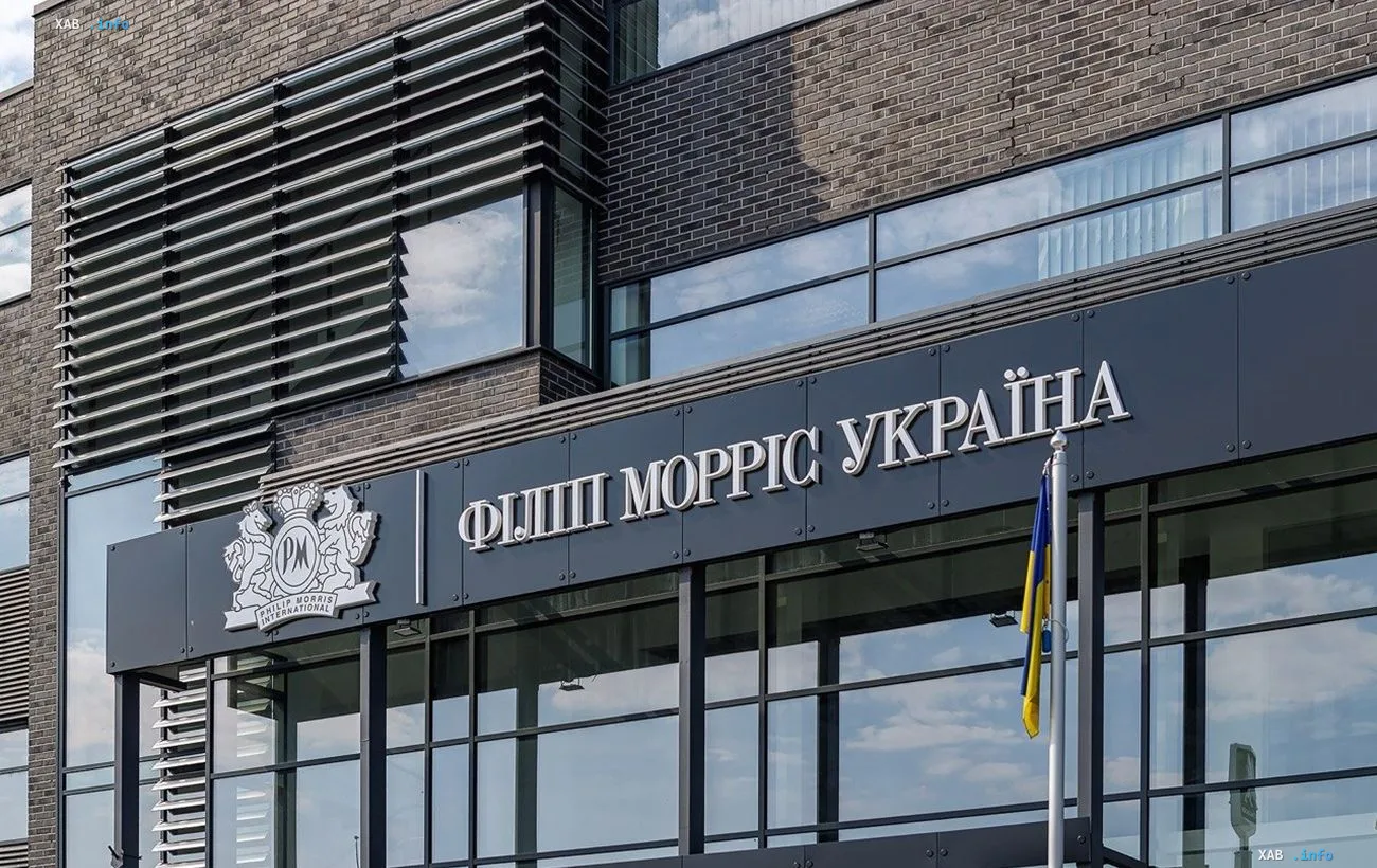 Фасад офісної будівлі компанії Філіп Морріс Україна з вивіскою та прапором