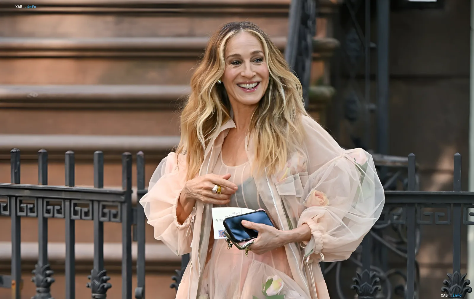 Sarah Jessica Parker in einer transparenten Blumenjacke bei einer Broadway-Premiere in New York