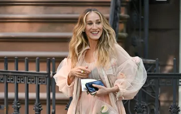 Sarah Jessica Parker in einer transparenten Blumenjacke bei einer Broadway-Premiere in New York