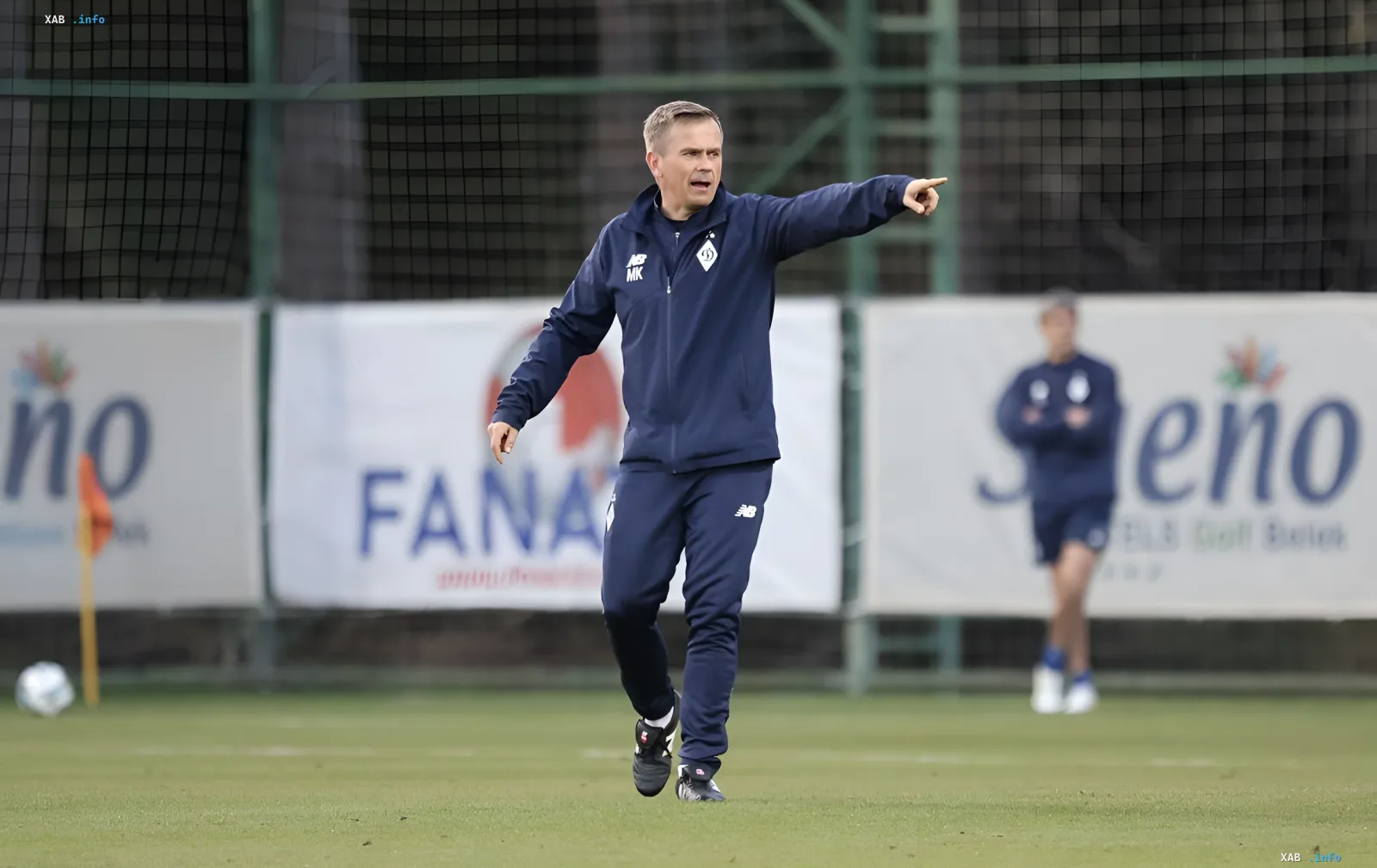 Dynamo-Kiew-Interimstrainer Maciej Kendzerek leitet die Trainingseinheit auf dem Vereinsgelände