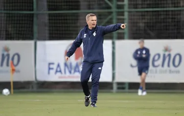 Dynamo-Kiew-Interimstrainer Maciej Kendzerek leitet die Trainingseinheit auf dem Vereinsgelände