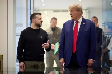 Дональд Трамп у синьому костюмі та Володимир Зеленський у чорному світшоті ведуть бесіду