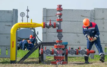 Працівники газовидобувної компанії проводять технічне обслуговування обладнання на газорозподільному вузлі в полі