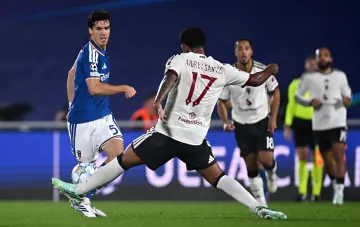 Como and Manchester United players battle for the ball on the pitch during a Champions League match