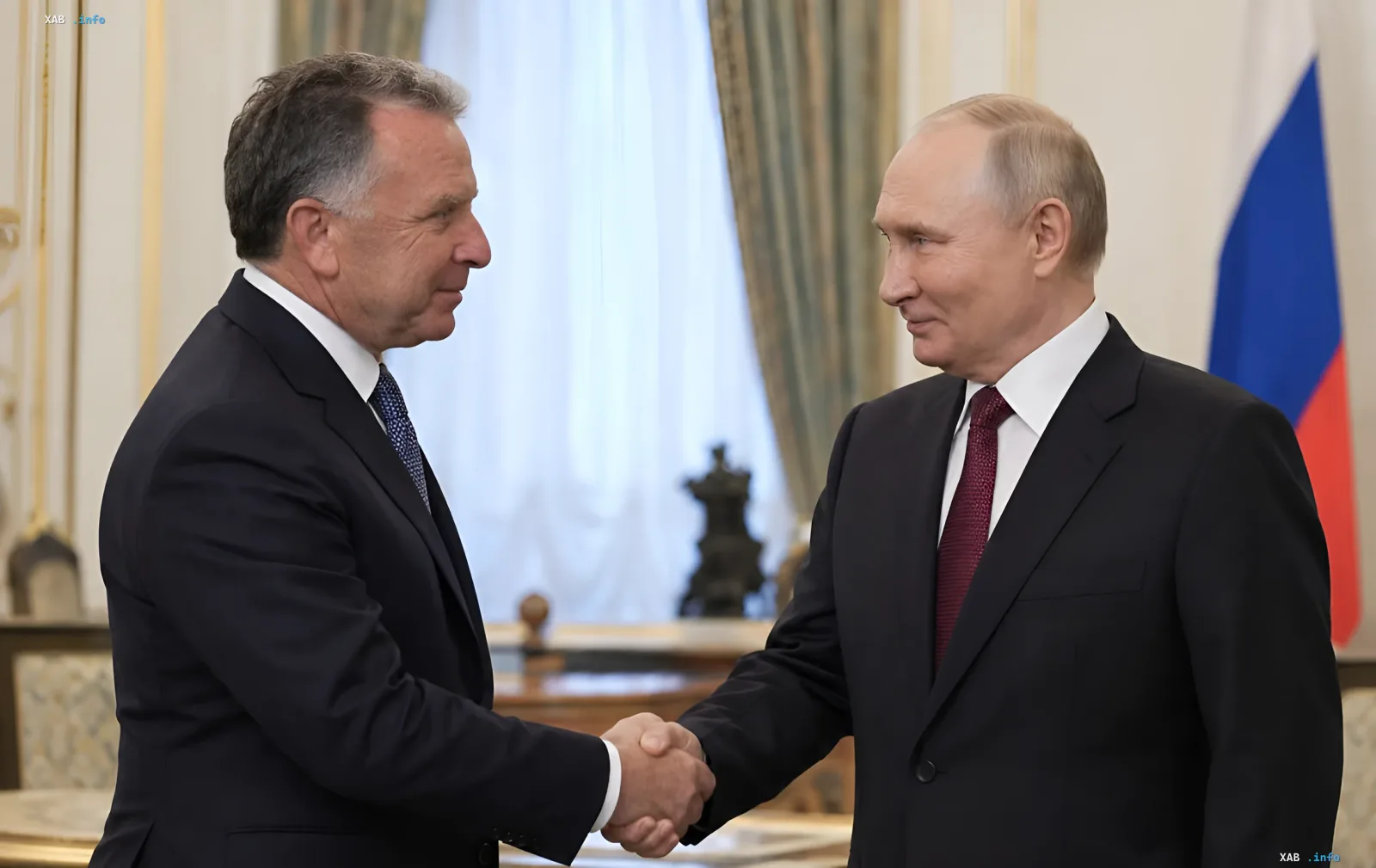 Спеціальний посланник США Стів Віткофф тисне руку президенту Росії Володимиру Путіну під час зустрічі.