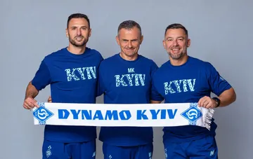 Новые тренеры киевского «Динамо» Даниэль Войташ и Гжегож Войтковяк вместе с и.о. главного тренера Мацеем Кендзереком с клубным шарфом