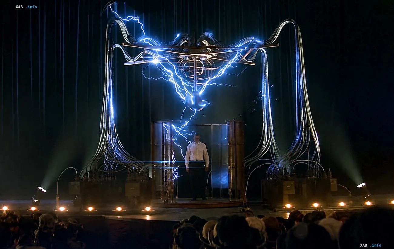 Ein künstlerischer Auftritt eines Illusionisten auf einer Theaterbühne mit elektrischen Entladungen