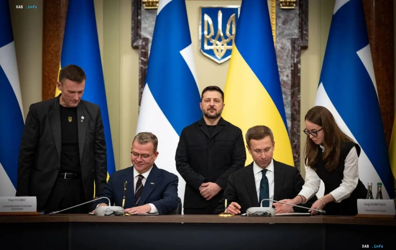 Президент Украины Владимир Зеленский и участники украинско-финского бизнес-форума на подписании соглашения