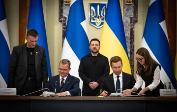 Президент Украины Владимир Зеленский и участники украинско-финского бизнес-форума на подписании соглашения