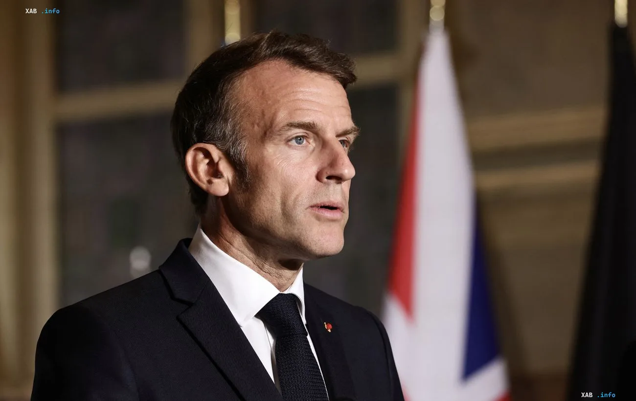 Президент Франции Эмманюэль Макрон выступает с официальным заявлением на фоне государственных флагов