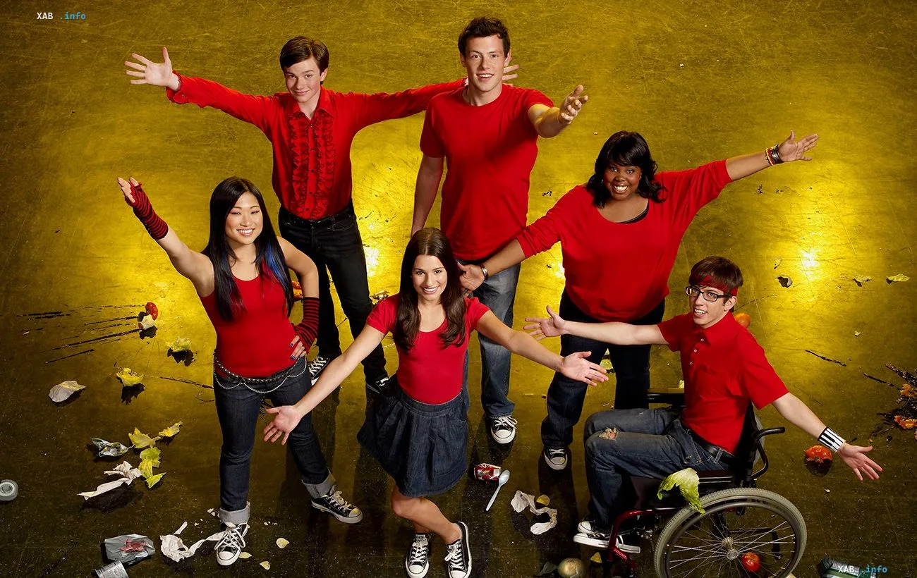 Schauspieler der beliebten Musikserie Glee in roter Kleidung posieren am Set