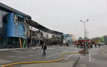 Последствия ночного удара и пожарные машины у поврежденного магазина Decathlon на Почайной в Киеве
