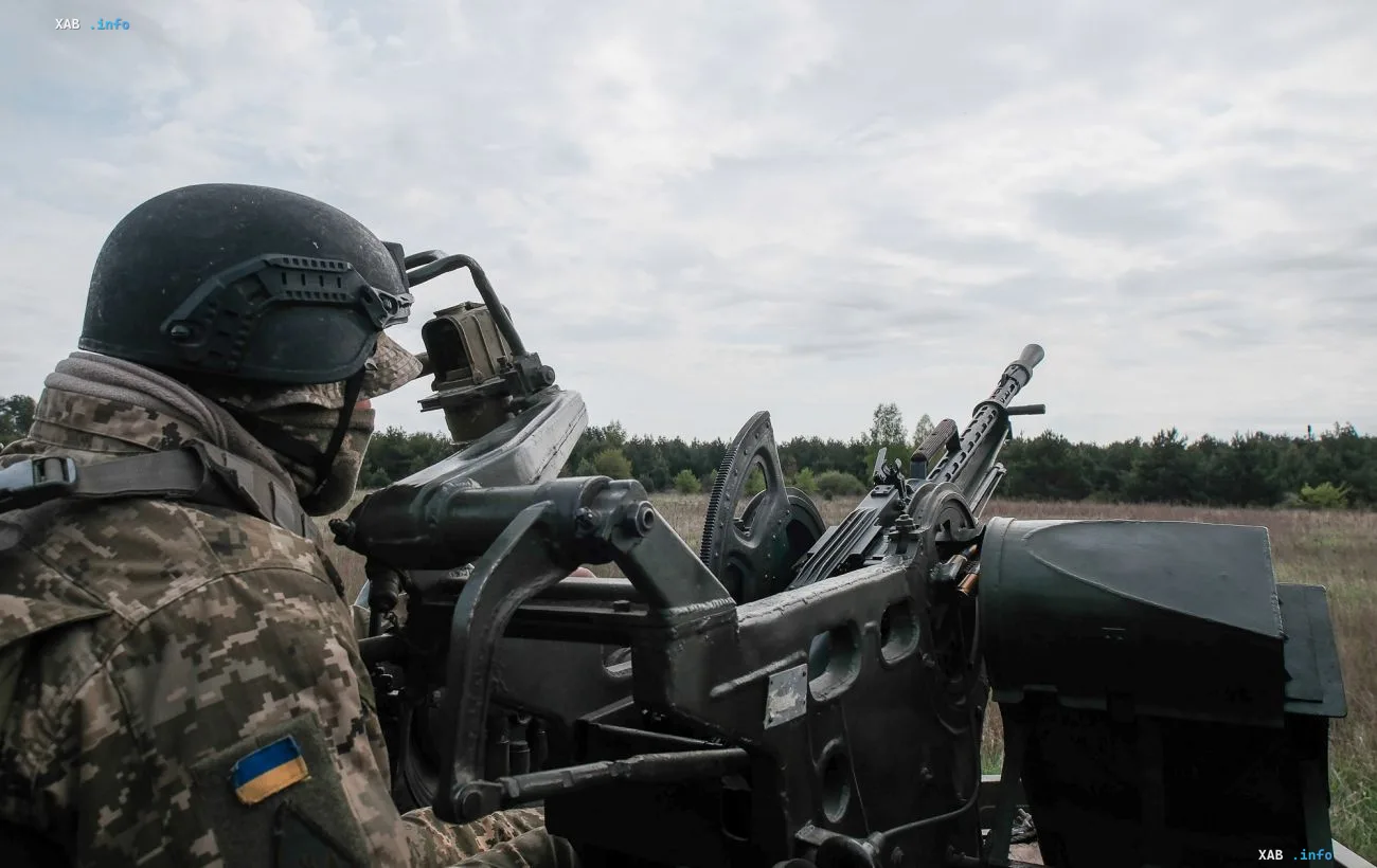 Украинский военнослужащий управляет зенитным орудием для отражения воздушных атак