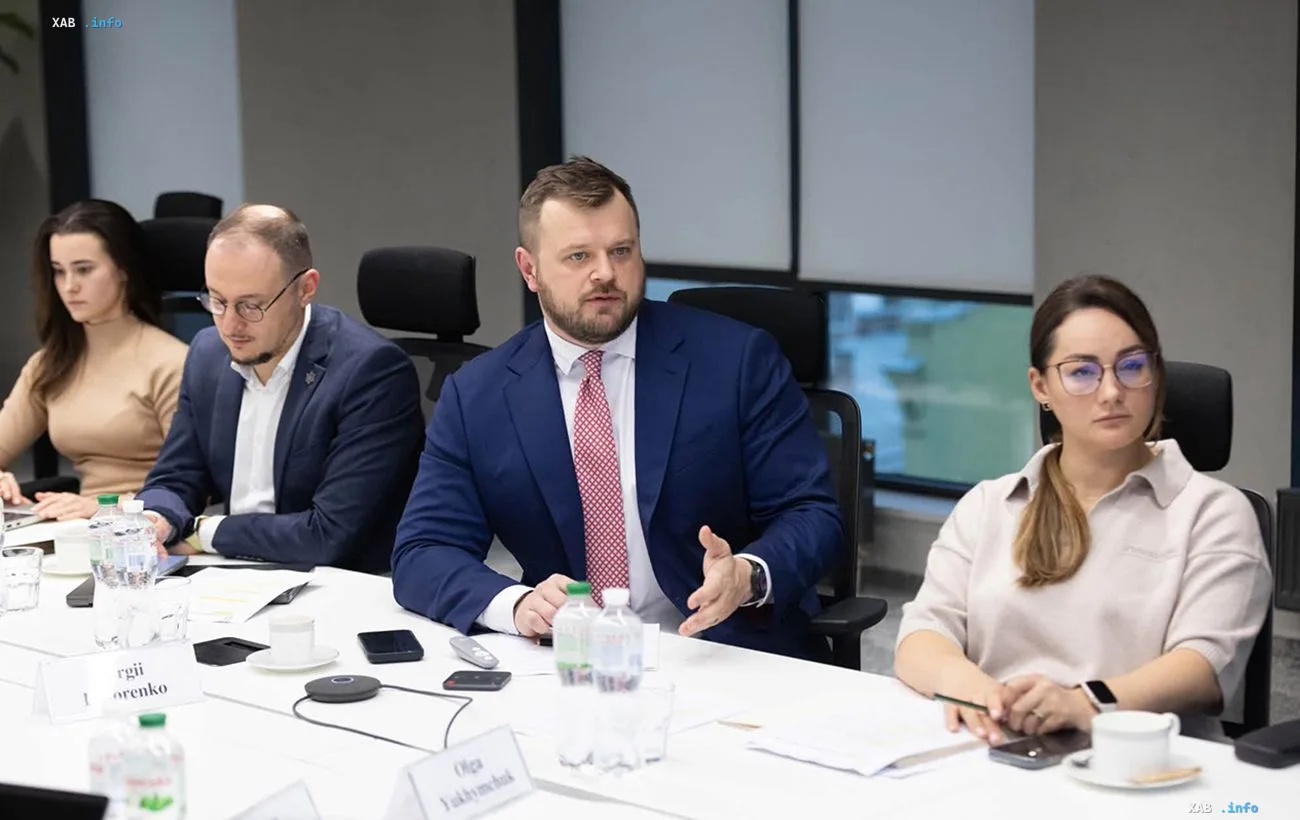 Naftogaz-Vorstandsvorsitzender Sergiy Fedorenko spricht bei einem Arbeitstreffen an einem Konferenztisch im Unternehmensbüro