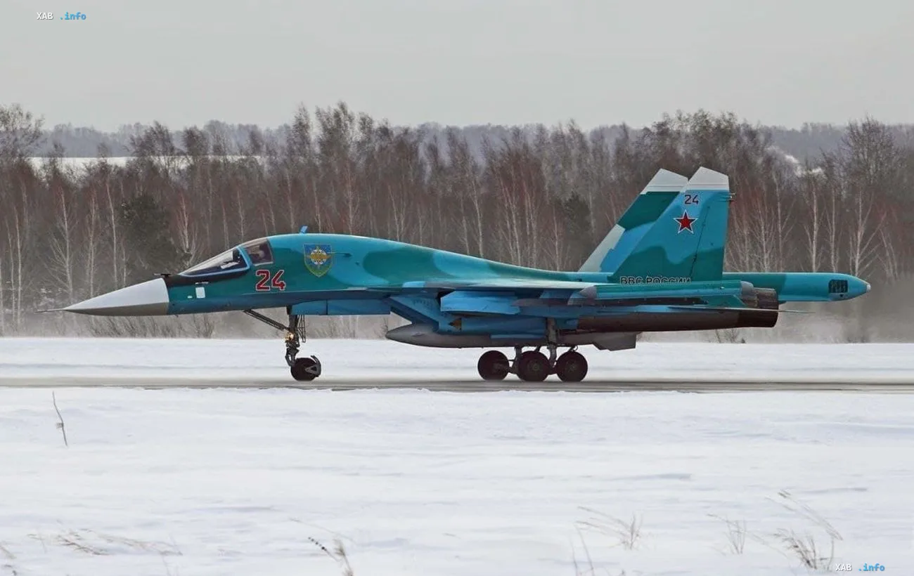 Russisches Militärflugzeug beim Rollen auf einer verschneiten Start- und Landebahn