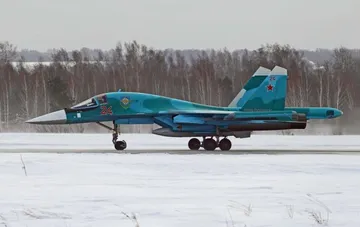 Russisches Militärflugzeug beim Rollen auf einer verschneiten Start- und Landebahn
