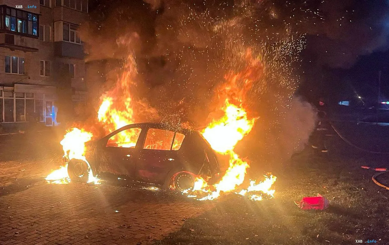 Сильный пожар охватил легковой автомобиль на улице города после ночного ракетного удара