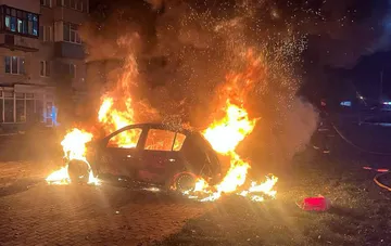Сильный пожар охватил легковой автомобиль на улице города после ночного ракетного удара