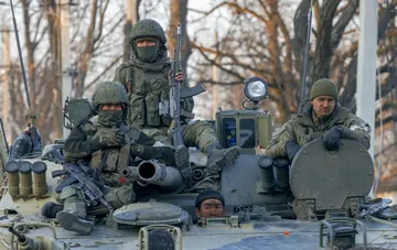 Russische Soldaten auf einem Panzerwahrzeug bei der Durchführung von Kampfeinsätzen