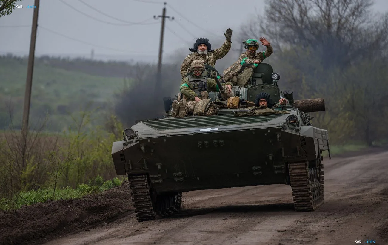 Украинские военные на бронетехнике под Купянском во время выполнения боевой задачи