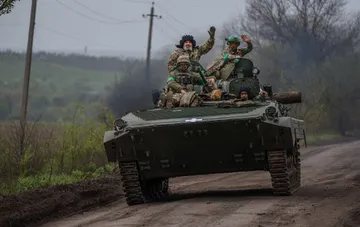 Украинские военные на бронетехнике под Купянском во время выполнения боевой задачи