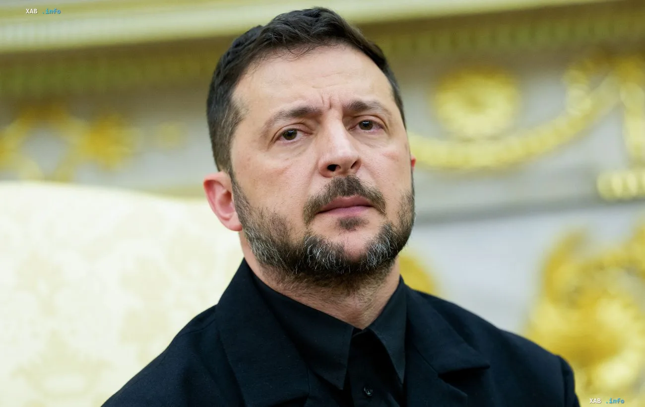Президент Украины Владимир Зеленский в темном костюме на официальном мероприятии